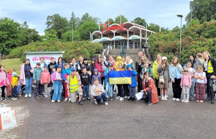 Förväntansfulla deltagare framför entrén till Furuviksparken.